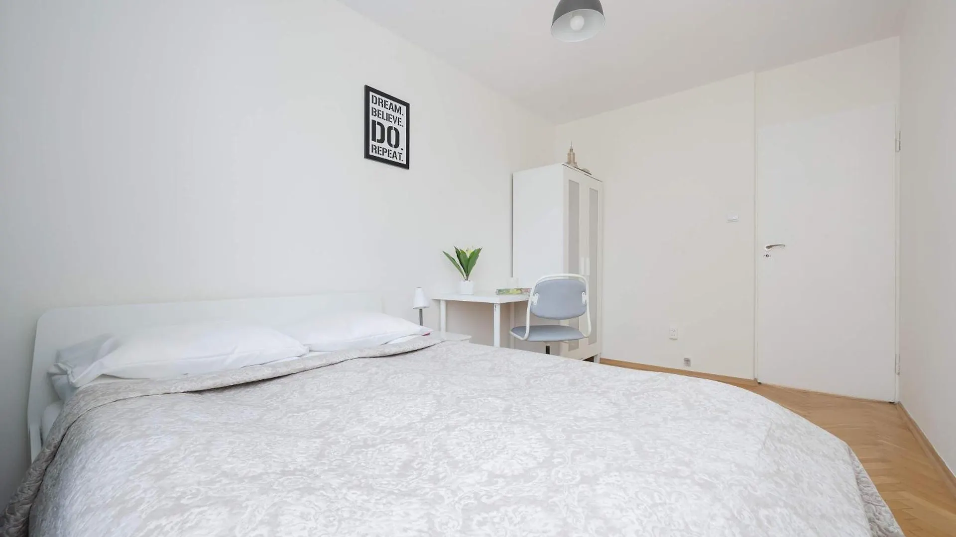Jasny Apartament Z Dwoma Sypialniami I Biurkiem By Noclegi Renters Warsaw Apartment