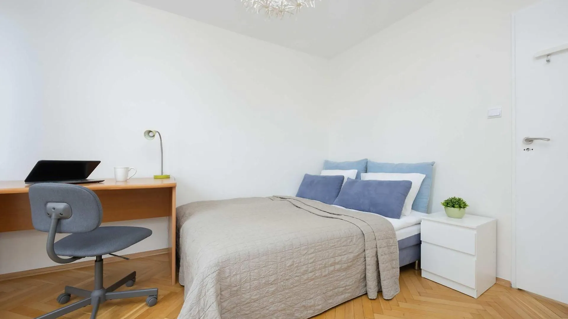 Jasny Apartament Z Dwoma Sypialniami I Biurkiem By Noclegi Renters Warsaw