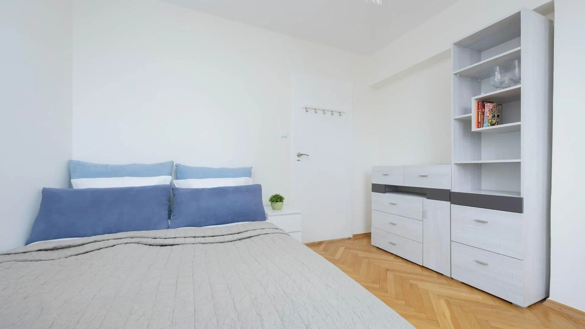 Jasny Apartament Z Dwoma Sypialniami I Biurkiem By Noclegi Renters Warsaw 0*,