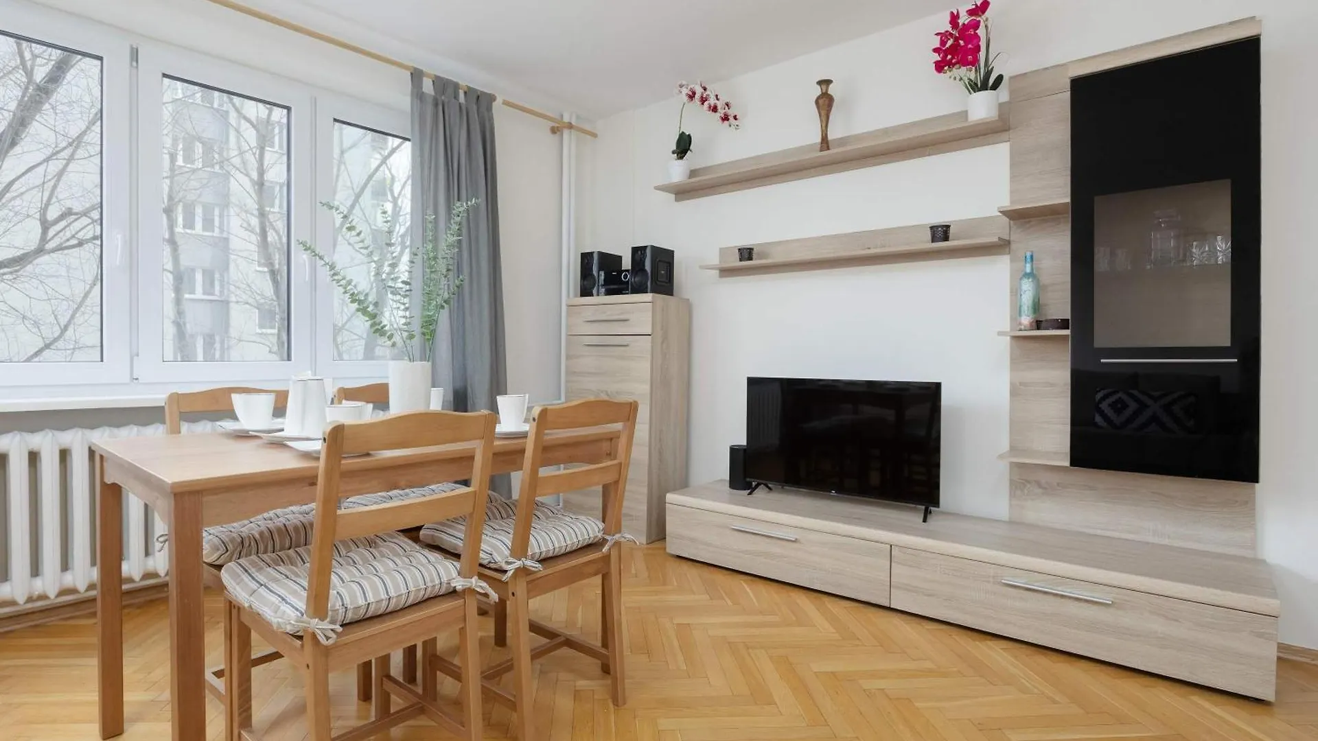 Apartment Jasny Apartament Z Dwoma Sypialniami I Biurkiem By Noclegi Renters Warsaw